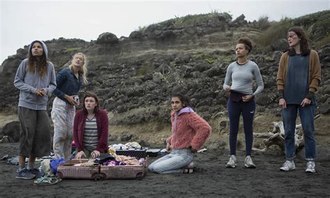  The Wilds: Un gruppo di ragazze sopravvissute a un incidente aereo nasconde un misterioso complotto!