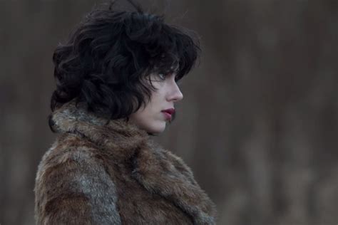 Under the Skin: Un'Esplorazione Alienante della Natura Umana con Scarlett Johansson